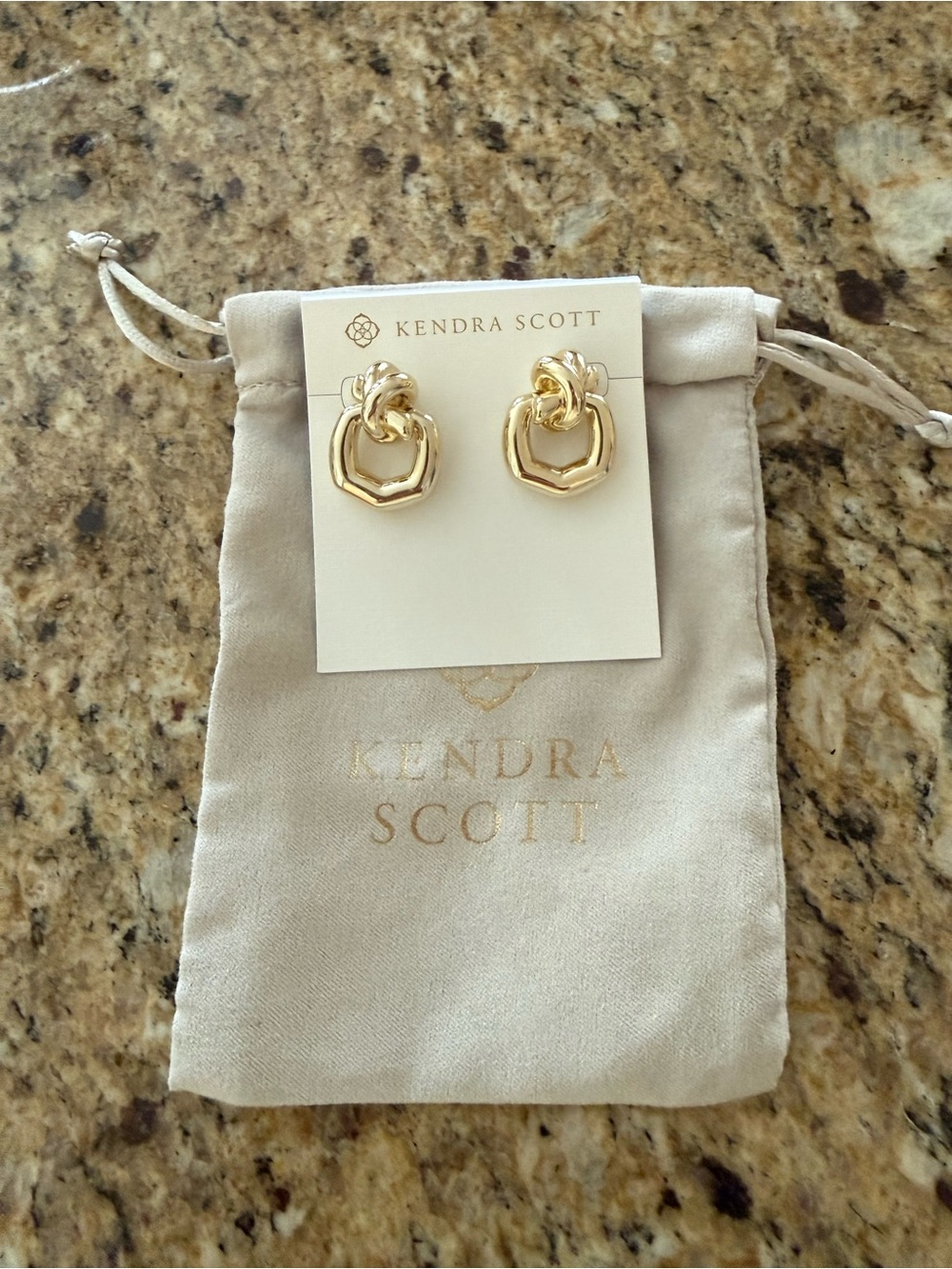 NEW!!! Kendra Scott gold earring.never worn!!